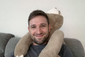 Peluche lestée paresseux utilisée pour réduire le stress chez un homme adulte