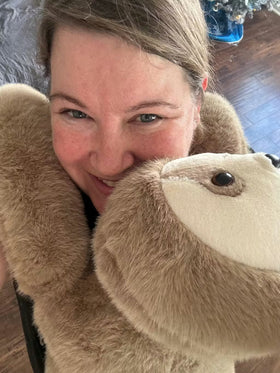 Peluche lestée paresseux utilisée pour améliorer le sommeil chez une femme adulte