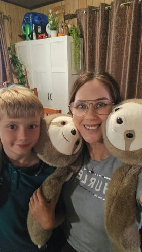 Peluche lestée paresseux utilisée pour réduire l'anxiété chez un enfant et un adulte